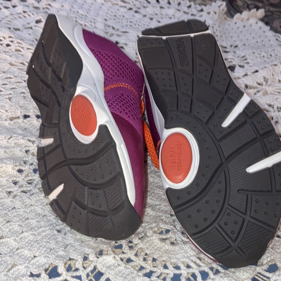 🐞Vionic Sneakers - Picture 9 of 13